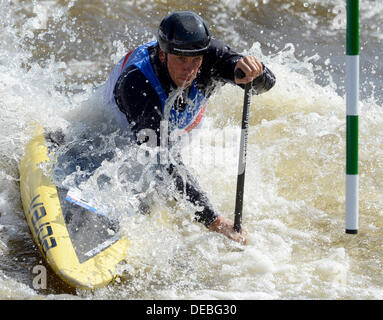 Prag, Tschechische Republik. 14. September 2013. Slovakia´s Alexander Slafkovsky konkurriert in das Finale der Herren C1-Kanu-Slalom auf der Welt Weltmeisterschafften in Prag, Samstag, Sept. 14, 2013. © Michal Krumphanzl/CTK Foto/Alamy Live-Nachrichten Stockfoto