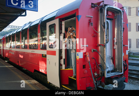 St. Moritz, Schweiz-Touristen, die Entnahme von Bildern aus der Bernina-Express Stockfoto