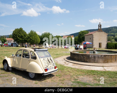 Citroen 2CV parkten auf einem Flohmarkt in das Dorf Laniac, Siaugues-Ste-Marie, Haute-Loire, Auvergne, Frankreich Stockfoto