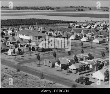 Aus der Vogelperspektive des Shafter Farm Labor Camp im Kern County, Kalifornien, Teil des FSA-Programms, in dem Wanderarbeiter während der Großen Depression untergebracht waren. Stockfoto