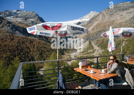 Gruem Alp, Schweiz, train Station-Café mit Blick auf die Gletscher des Piz Palue Stockfoto