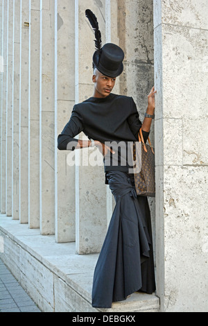 Porträt von Stylist Designer trägt ein ungewöhnliche schwarzen Outfit auf der Fashion Week im Lincoln Center in New York City Stockfoto