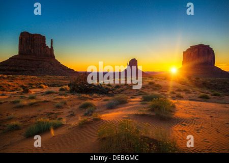 Horizontale Ansicht des Sonnenaufgangs im Monument Valley, USA Stockfoto