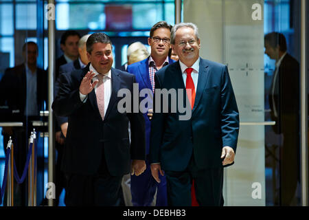 Berlin, Deutschland. 16. September 2013. Sigmar Gabriel (SPD) und Christian Ude (SPD), gab der SPD-Spitzenkandidat in Bayern ihre Aussagen über die Wahl ergibt einen Tag nach der Landtagswahl in Bayern. / Bild: Sigmar Gabriel (SPD), SPD-Parteivorsitzender und Christian Ude (SPD), Oberbürgermeister von München, kommt zu einer Pressekonferenz an die SPD-Zentrale in Berlin geben. Bildnachweis: Reynaldo Chaib Paganelli/Alamy Live-Nachrichten Stockfoto