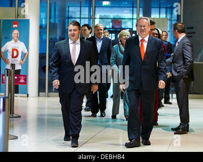 Berlin, Deutschland. 16. September 2013. Sigmar Gabriel (SPD) und Christian Ude (SPD), gab der SPD-Spitzenkandidat in Bayern ihre Aussagen über die Wahl ergibt einen Tag nach der Landtagswahl in Bayern. / Bild: Sigmar Gabriel (SPD), SPD-Parteivorsitzender und Christian Ude (SPD), Oberbürgermeister von München, kommt zu einer Pressekonferenz an die SPD-Zentrale in Berlin geben. Bildnachweis: Reynaldo Chaib Paganelli/Alamy Live-Nachrichten Stockfoto