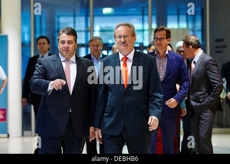 Berlin, Deutschland. 16. September 2013. Sigmar Gabriel (SPD) und Christian Ude (SPD), gab der SPD-Spitzenkandidat in Bayern ihre Aussagen über die Wahl ergibt einen Tag nach der Landtagswahl in Bayern. / Bild: Sigmar Gabriel (SPD), SPD-Parteivorsitzender und Christian Ude (SPD), Oberbürgermeister von München, kommt zu einer Pressekonferenz an die SPD-Zentrale in Berlin geben. Bildnachweis: Reynaldo Chaib Paganelli/Alamy Live-Nachrichten Stockfoto