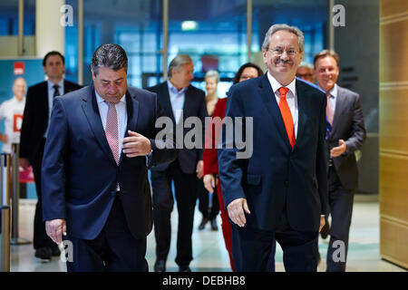 Berlin, Deutschland. 16. September 2013. Sigmar Gabriel (SPD) und Christian Ude (SPD), gab der SPD-Spitzenkandidat in Bayern ihre Aussagen über die Wahl ergibt einen Tag nach der Landtagswahl in Bayern. / Bild: Sigmar Gabriel (SPD), SPD-Parteivorsitzender und Christian Ude (SPD), Oberbürgermeister von München, kommt zu einer Pressekonferenz an die SPD-Zentrale in Berlin geben. Bildnachweis: Reynaldo Chaib Paganelli/Alamy Live-Nachrichten Stockfoto