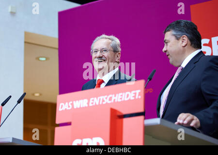 Berlin, Deutschland. 16. September 2013. Sigmar Gabriel (SPD) und Christian Ude (SPD), gab der SPD-Spitzenkandidat in Bayern ihre Aussagen über die Wahl ergibt einen Tag nach der Landtagswahl in Bayern. / Bild: Sigmar Gabriel (SPD), SPD-Parteivorsitzender und Christian Ude (SPD), Oberbürgermeister von München, kommt zu einer Pressekonferenz an die SPD-Zentrale in Berlin geben. Bildnachweis: Reynaldo Chaib Paganelli/Alamy Live-Nachrichten Stockfoto