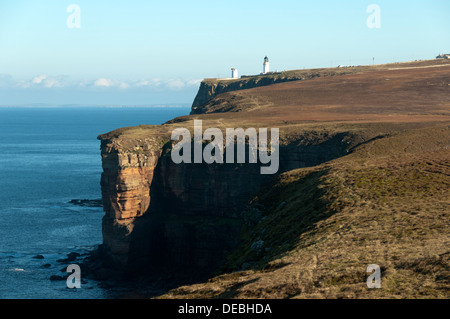 Der Leuchtturm und die Klippen von der Westseite des Dunnet Head, in der Nähe von Thurso, Caithness, Schottland, UK. Stockfoto