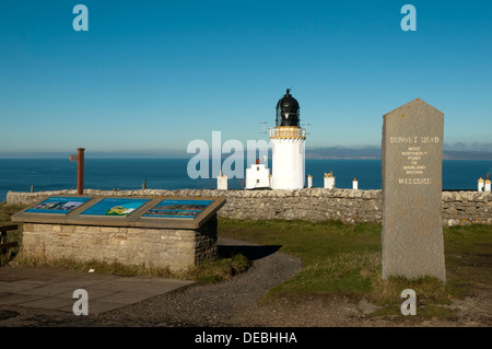 Der Leuchtturm auf Dunnet Head, in der Nähe von Thurso, Caithness, Schottland, UK.  Hoy in den Orkneys in der Ferne. Stockfoto