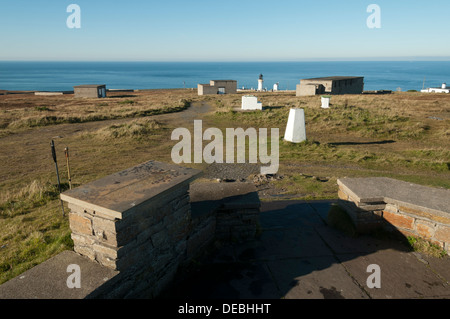 Die Orientierungstafel und Trig einen Wiederherstellungspunkt auf Dunnet Head, in der Nähe von Thurso, Caithness, Schottland, UK. Stockfoto