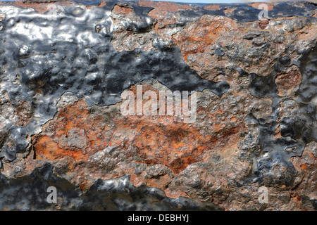 Dicke schwarze Farbe peeling und Schuppen mit Rost unter alten Anker. Stockfoto