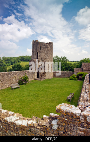 Die Süd-Ost-Turm und im gefüllten Graben bei Farleigh Hungerford Castle, nr Bath, Somerset, England, UK Stockfoto