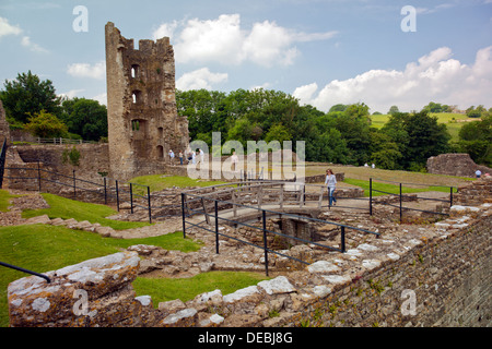 Die Überreste der Barbakane und Süd-West-Turm am Farleigh Hungerford Castle, nr Bath, Somerset, England, UK Stockfoto