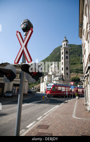 Tirano, Italien, Bernina Express, die Rhätische Bahn fährt über die Piazza della Basilica Stockfoto