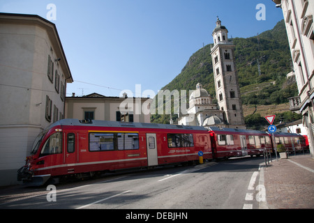 Tirano, Italien, Bernina Express, die Rhätische Bahn fährt über die Piazza della Basilica Stockfoto