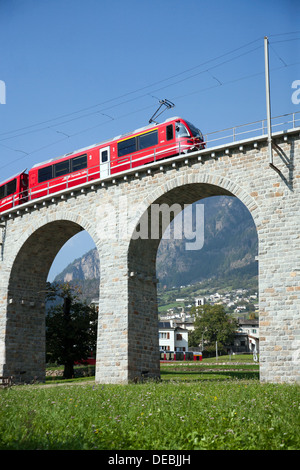 Brusio, Schweiz, der kreisförmigen Überführung der Rhätischen Bahn Stockfoto