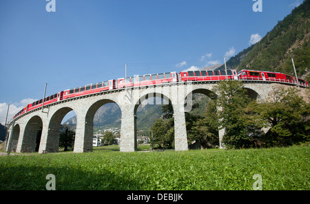 Brusio, Schweiz, Bernina-Express auf der kreisförmigen Überführung der Rhätischen Bahn Stockfoto