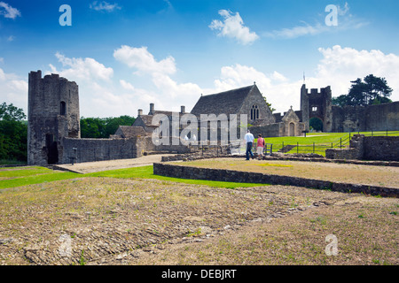 Die Überreste der Süd-Ost-Turm und der inneren Hof Farleigh Hungerford Castle, nr Bath, Somerset, England, UK Stockfoto