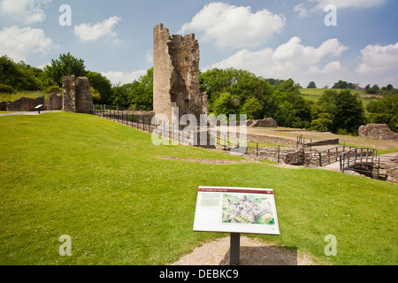 Die Überreste der Barbakane und Süd-West-Turm am Farleigh Hungerford Castle, nr Bath, Somerset, England, UK Stockfoto