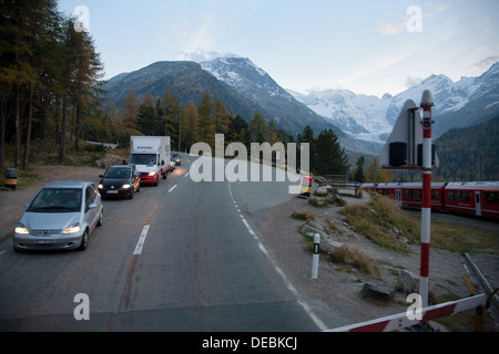 Suot Bernina, Schweiz, Blick auf Autos an einem Bahnübergang Stockfoto