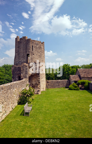 Die Süd-Ost-Turm und im gefüllten Graben bei Farleigh Hungerford Castle, nr Bath, Somerset, England, UK Stockfoto