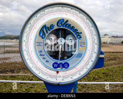 Alte Waage auf dem Pier in Llandudno, North Wales, UK Stockfoto