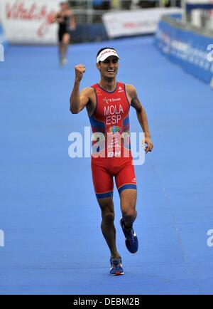 London, UK. 15. September 2013. Mario Mola feiert nach kommen 3.. PruHealth World Triathlon Grand Final. Hyde Park. London. 15.09.2013. © Sport In Bilder/Alamy Live-Nachrichten Stockfoto