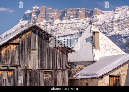 Alte Scheune und Häuser im Skigebiet von La Villa in den Dolomiten Stockfoto