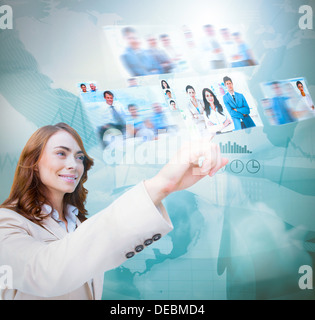 Glücklich Geschäftsfrau Scroll Bilder Stockfoto