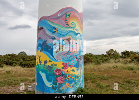 GEMÄLDE VON FLORA UND FAUNA AUF DER BASIS VON WIND TURBINE FINDHORN FOUNDATION ÖKODORF SCHOTTLAND Stockfoto