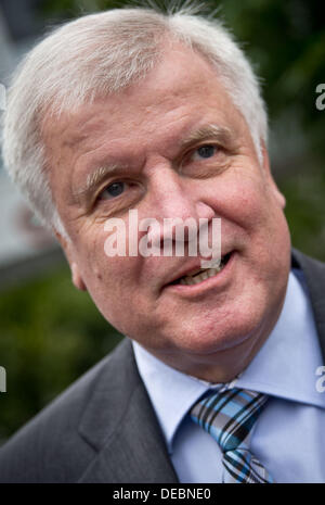 Der CSU-Vorsitzende und Premier von Bayern kommt Horst Seehofer für die CSU-Vorstandssitzung in München, Deutschland, 16. September 2013. Während des Treffens werden die Ergebnisse der Bayerischen Landtagswahl diskutiert. Foto: MICHAEL KAPPELER Stockfoto