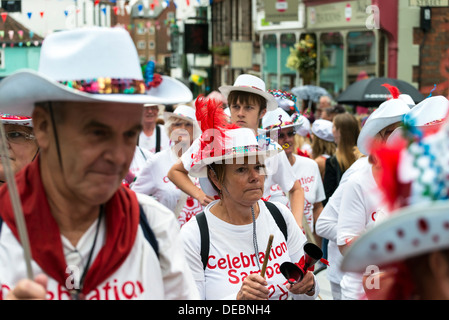Feier, die Straße am Arundel Festival Veranstaltung, West Sussex, Großbritannien Stockfoto