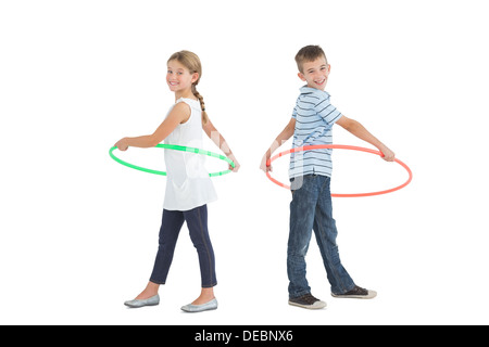 Bruder und Schwester spielen mit Hula-Hoop Stockfoto