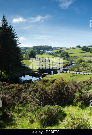 Der Blick auf den East Dart River und der Weiler Bellever, Dartmoor Nationalpark Devon Uk Stockfoto