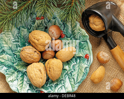 Walnüsse, Mandeln, Haselnüsse, Nussknacker Stockfoto