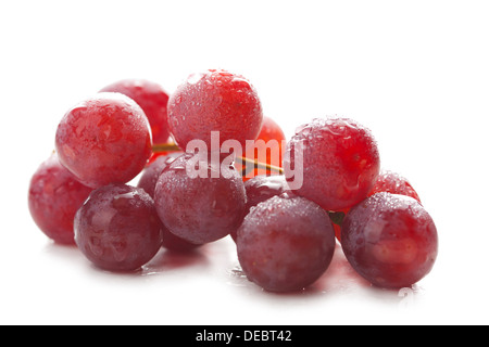 reife Trauben mit Wassertropfen isoliert Stockfoto