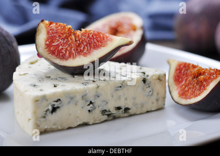 Blauschimmelkäse und süßem Obst Feigen auf einem weißen Teller Stockfoto