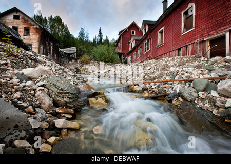 Strom fließt durch die verlassenen Kennicott Kupfer-Minen, Wrangell-St.-Elias-Nationalpark, Alaska, USA, Kennicott, Alaska Stockfoto