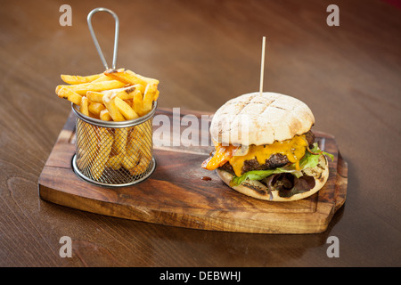 Hautnah auf einem Cheeseburger und Pommes frites Stockfoto