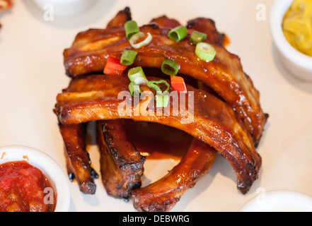Nahaufnahme von Grill-Rippchen Stockfoto