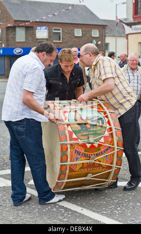 Der jährliche Lambeg Drumming Wettbewerb, bekannt als "Claddy Day" am letzten Samstag im Juli statt. Stockfoto