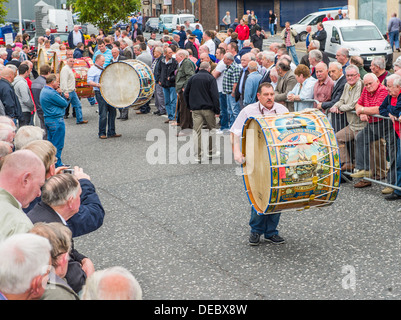 Der jährliche Lambeg Drumming Wettbewerb, bekannt als "Claddy Day" am letzten Samstag im Juli statt. Stockfoto