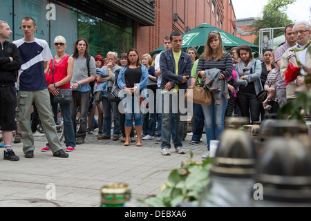 Posen, Polen, stille Hommage am Ende einer Beerdigung März am Tatort eines Mordes in der Fußgängerzone Stockfoto