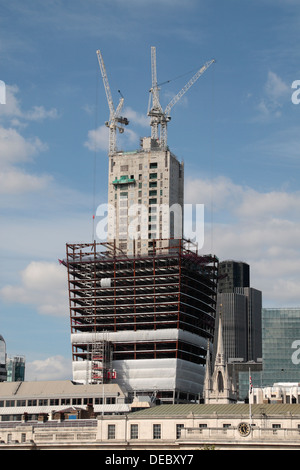 Von der Themse, London, UK betrachtet 20 Fenchurch Street (The Walkie-Talkie) während der Bauphase (August 2012). Stockfoto