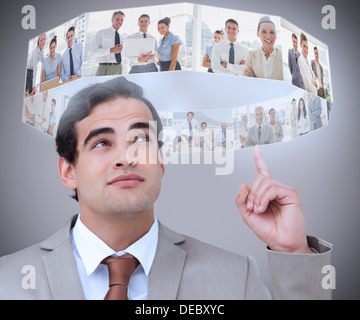 Geschäftsmann zeigt futuristische Schnittstelle über seinem Kopf Stockfoto