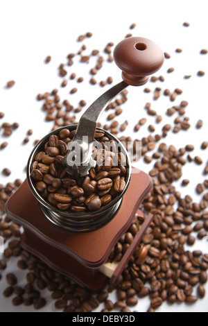 alte Kaffeemühle und gerösteten Kaffeebohnen isoliert Stockfoto