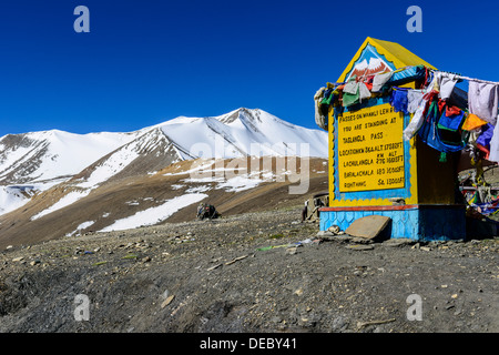 Meilenstein auf Taglang La, 5,325 m, der höchste Pass auf der Manali-Leh-Highway, Schnee bedeckt Berge in der Ferne Stockfoto