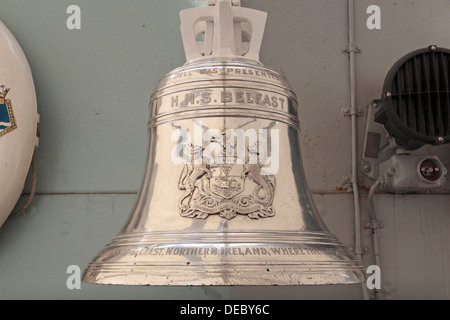 Schiffs Bell HMS Belfast, ein leichter Kreuzer der Royal Navy, festgemacht an der Themse, London, UK. Stockfoto