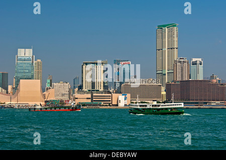 Victoria Harbour und Hochhäuser im Stadtteil Tsim Sha Tsui, von Hong Kong Island, Kowloon, Hong Kong, Hong Kong, China Stockfoto